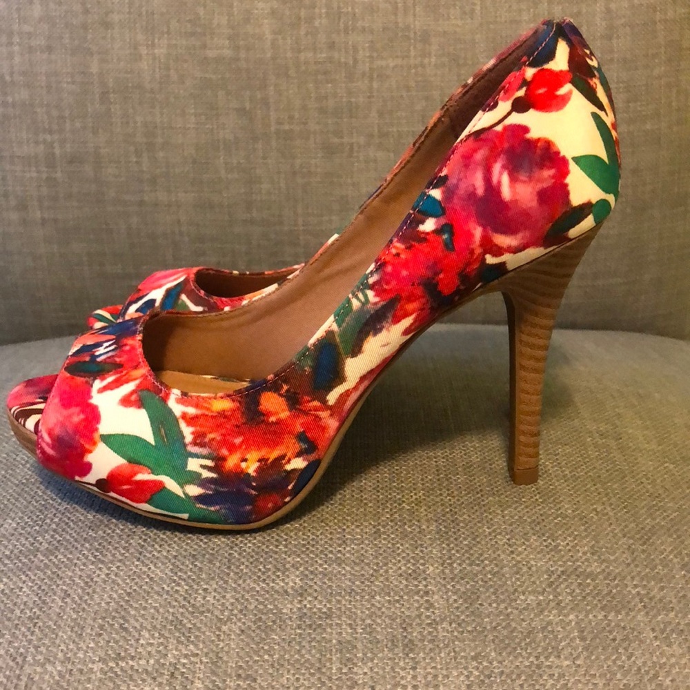 NWT size 6.5 Christian Siriano Floral Heels